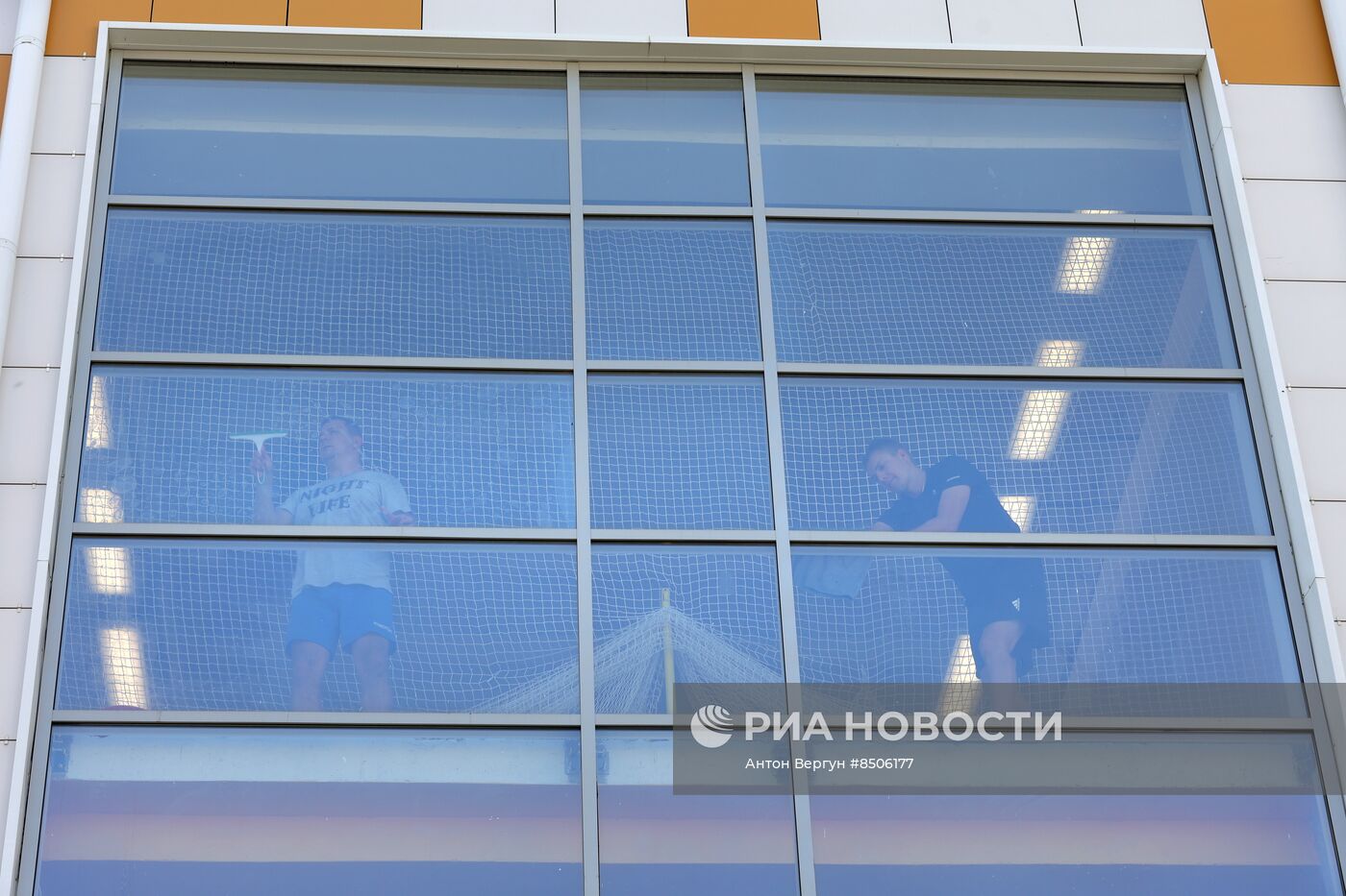 Окна в белгородских школах заклеивают бронированной пленкой