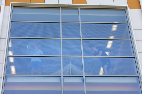 Окна в белгородских школах заклеивают бронированной пленкой