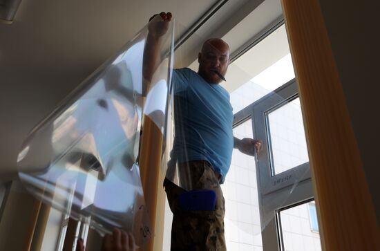 Окна в белгородских школах заклеивают бронированной пленкой