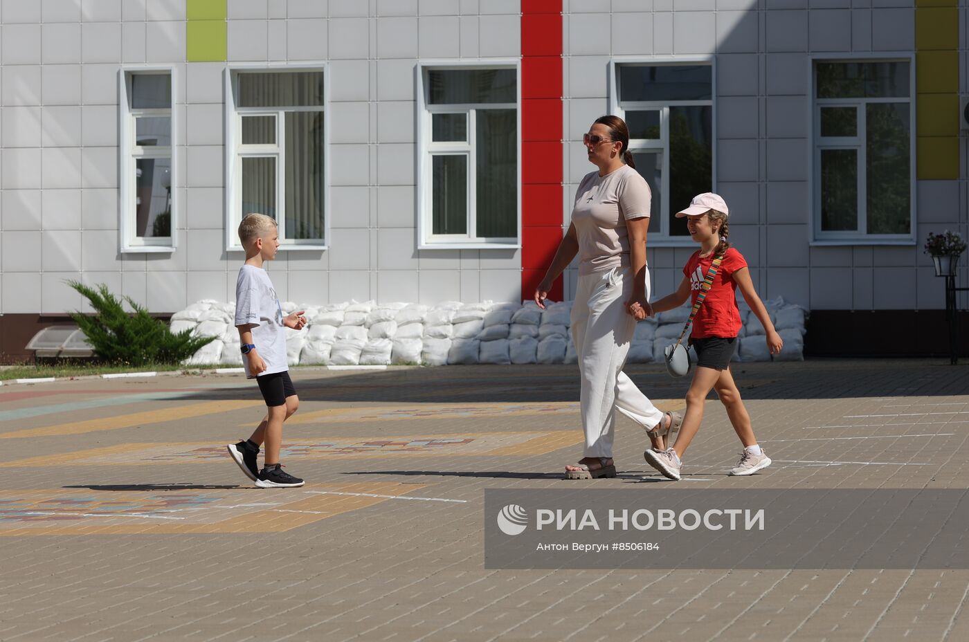 Окна в белгородских школах заклеивают бронированной пленкой