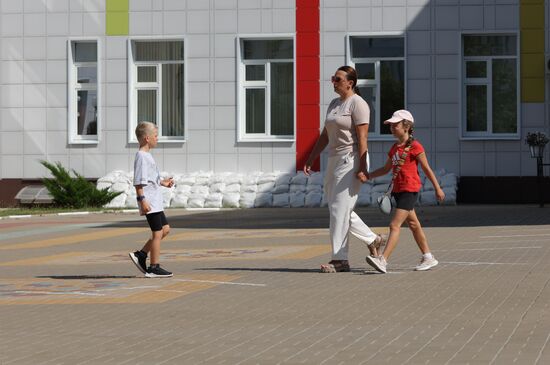 Окна в белгородских школах заклеивают бронированной пленкой