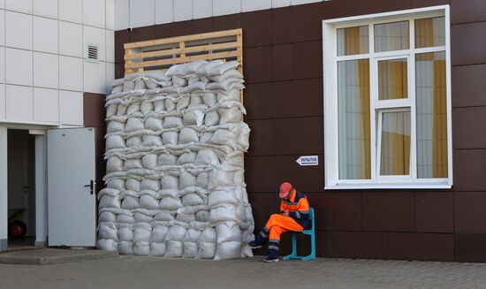 Окна в белгородских школах заклеивают бронированной пленкой