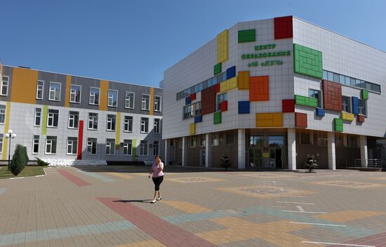 Окна в белгородских школах заклеивают бронированной пленкой