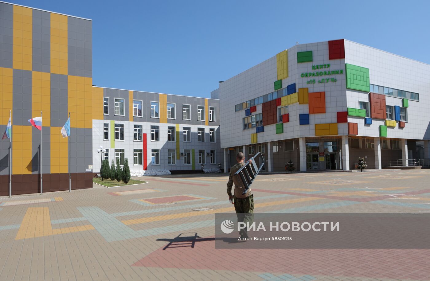 Окна в белгородских школах заклеивают бронированной пленкой