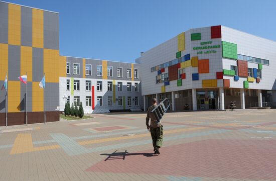 Окна в белгородских школах заклеивают бронированной пленкой