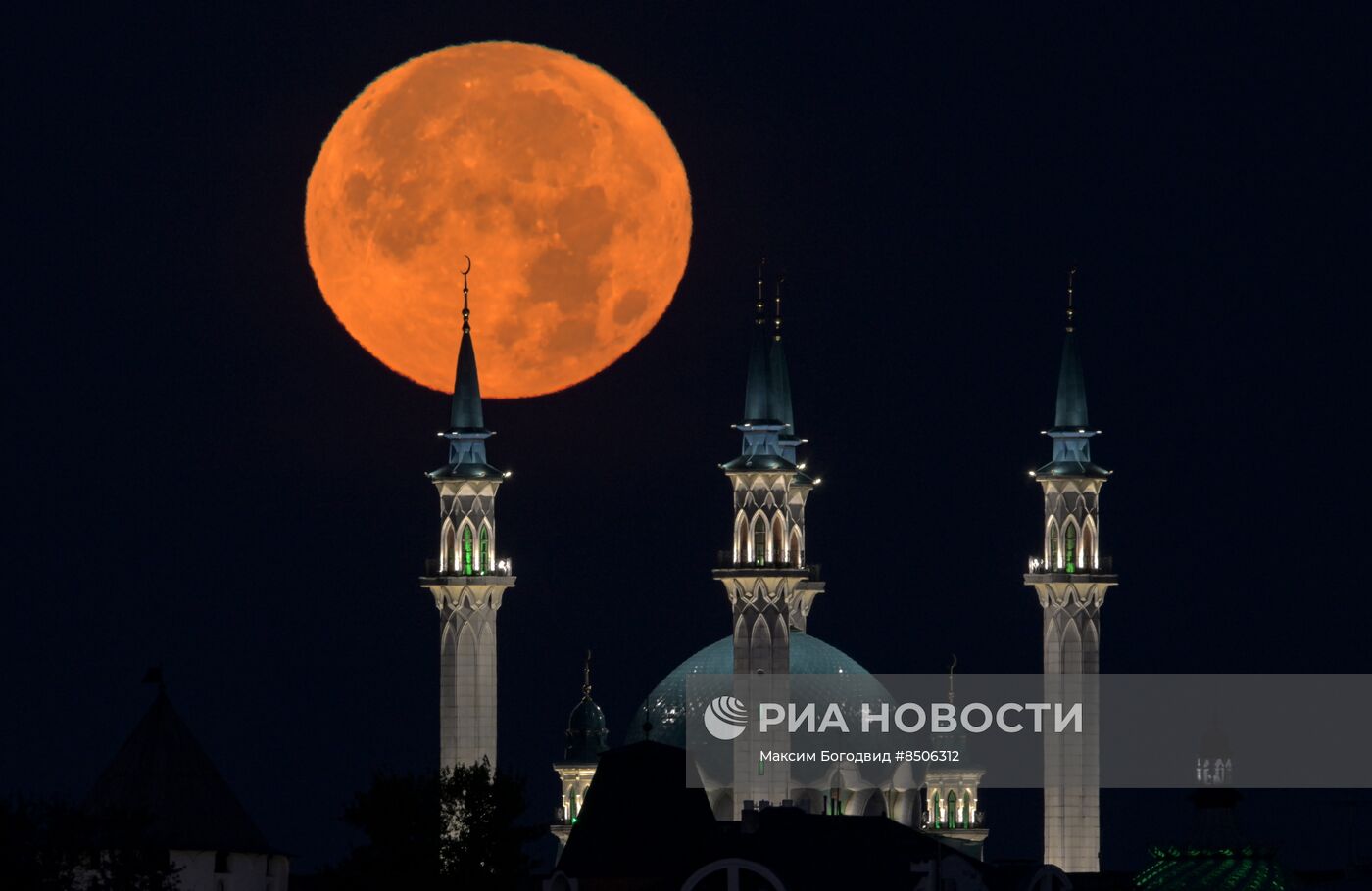 Необычное природное явление - "голубая Луна"