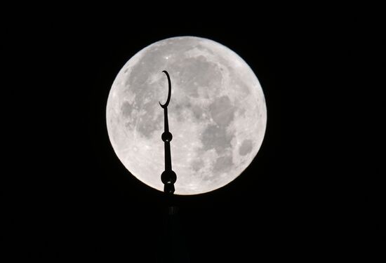 Необычное природное явление - "голубая Луна"