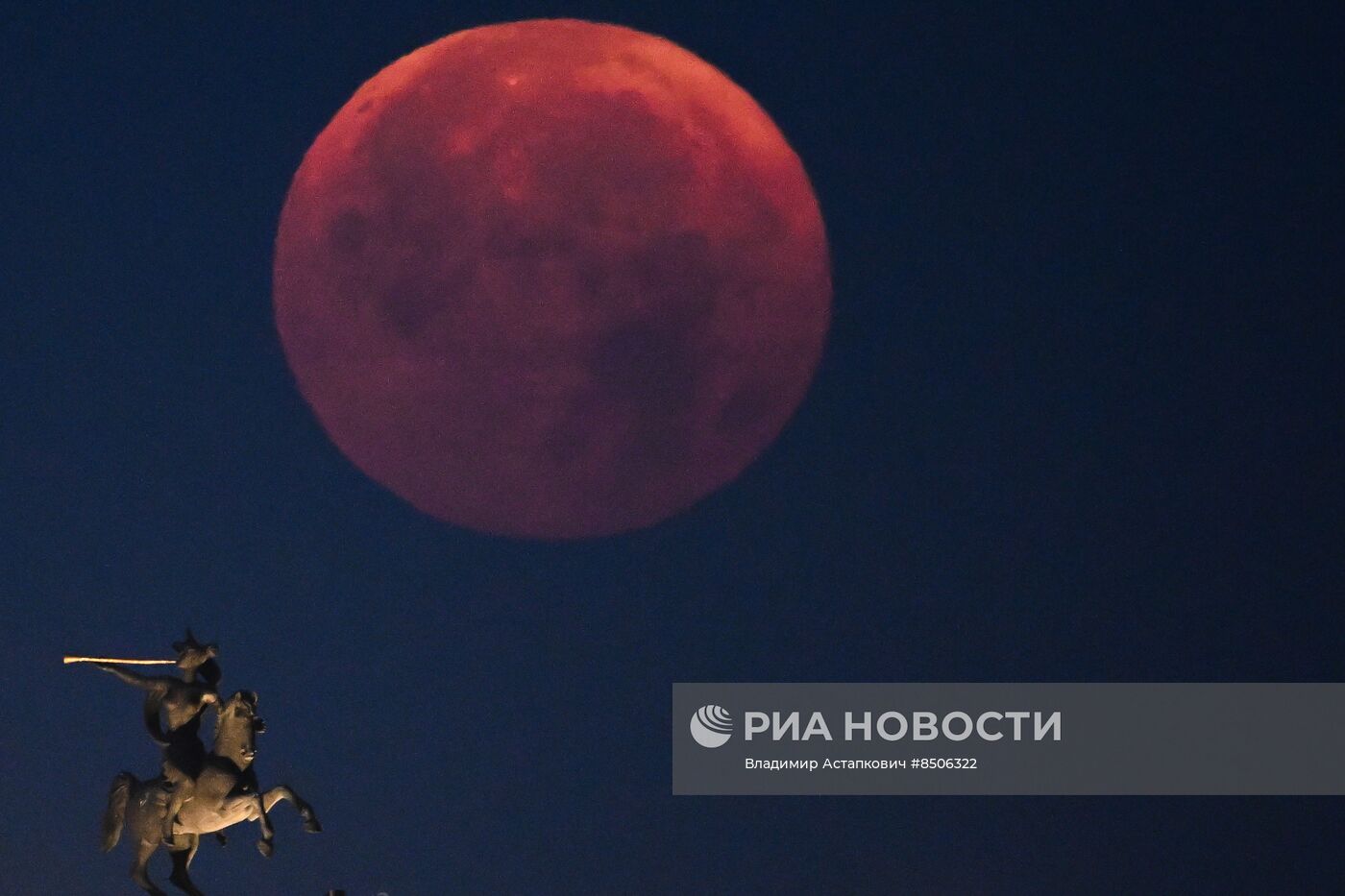 Необычное природное явление - "голубая Луна"