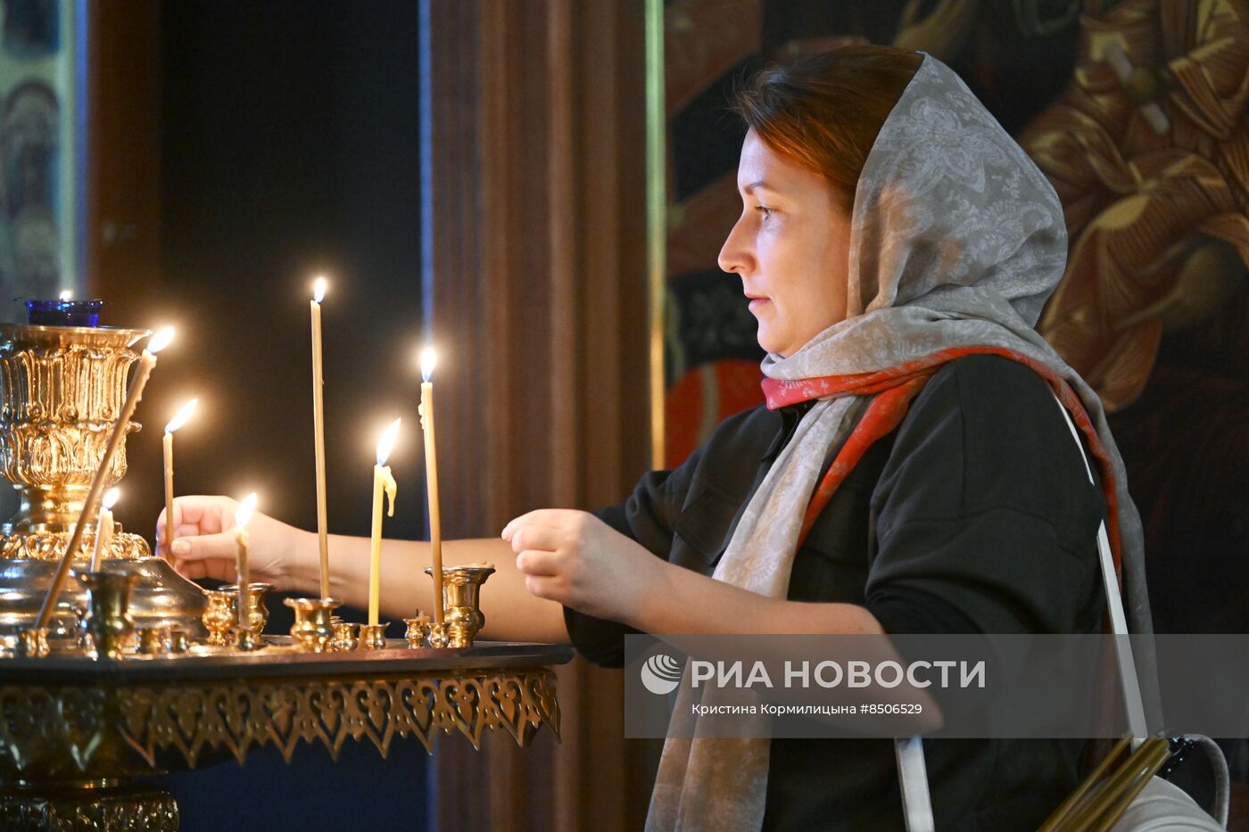 Поклонение верующих Донской иконе Божией Матери