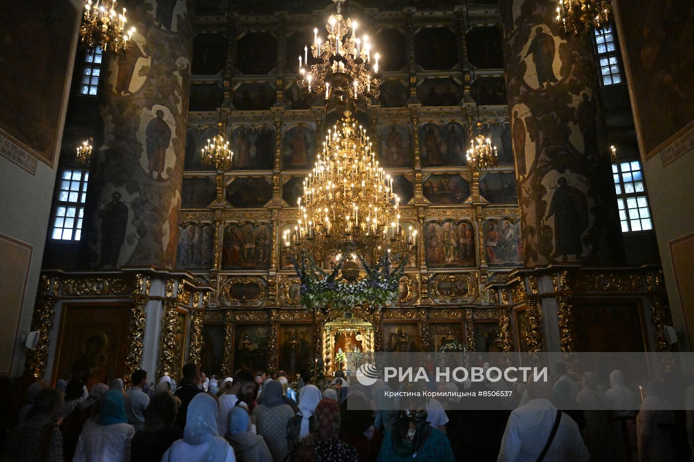 Поклонение верующих Донской иконе Божией Матери