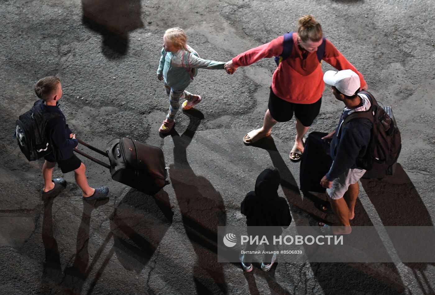 Эвакуация людей на кораблях ТОФ из затопленного района Приморья