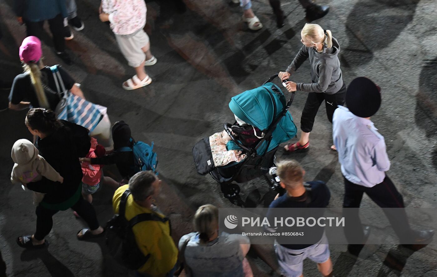 Эвакуация людей на кораблях ТОФ из затопленного района Приморья