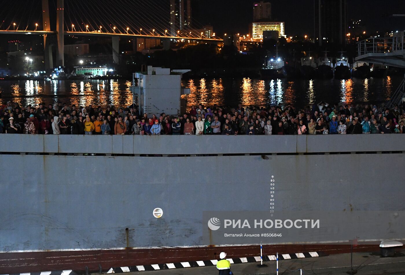 Эвакуация людей на кораблях ТОФ из затопленного района Приморья