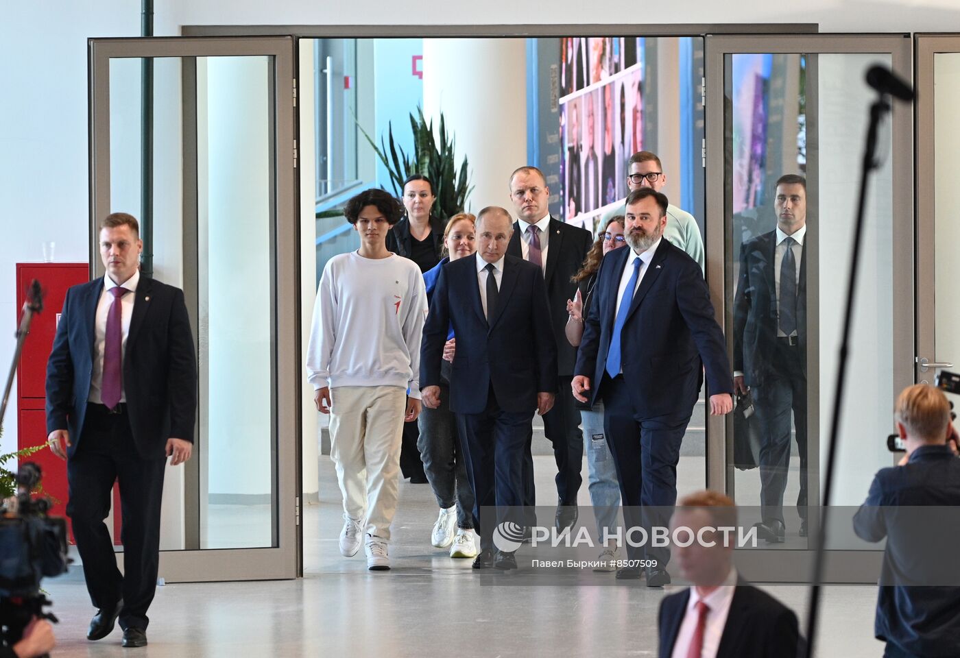 Президент РФ В. Путин посетил мастерскую управления "Сенеж"