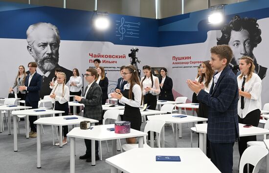 Президент РФ В. Путин посетил мастерскую управления "Сенеж"