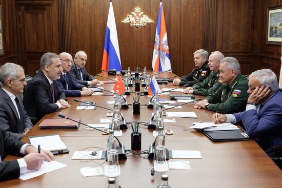 Встреча министра обороны РФ С. Шойгу с главой МИД Турции Х. Фиданом