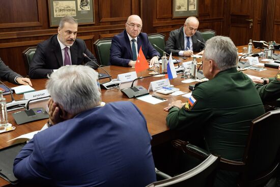 Встреча министра обороны РФ С. Шойгу с главой МИД Турции Х. Фиданом