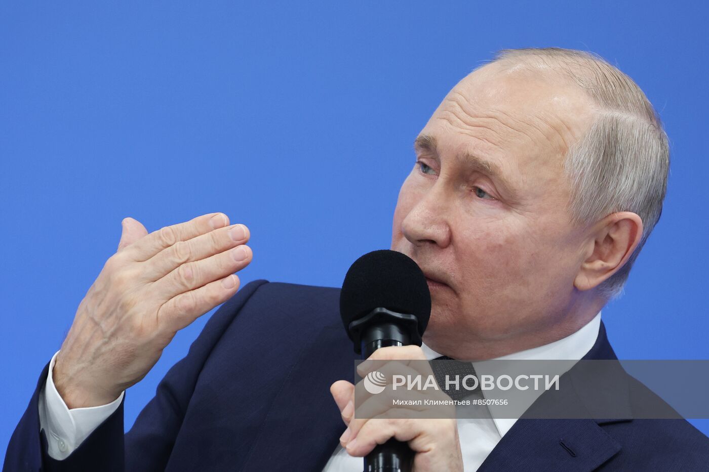 Президент РФ В. Путин посетил мастерскую управления "Сенеж"