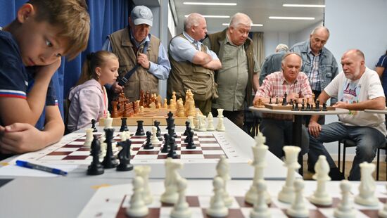 Участники сеанса одновременной игры в шахматы с международным гроссмейстером Павлом Понкратовым в центре "Московское долголетие" Войковского филиала в Москве. Место: Россия, Москва. Автор: Владимир Вяткин/РИА Новости. Сеанс одновременной игры в шахматы в центре "Московское долголетие"