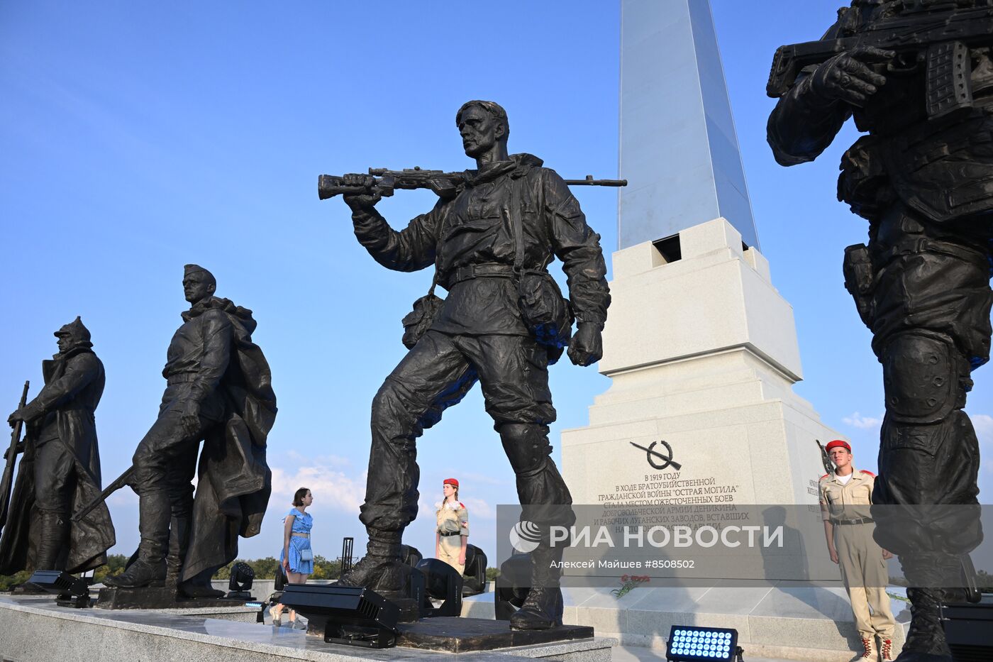 Открытие мемориала защитникам Донбасса после реставрации в Луганске