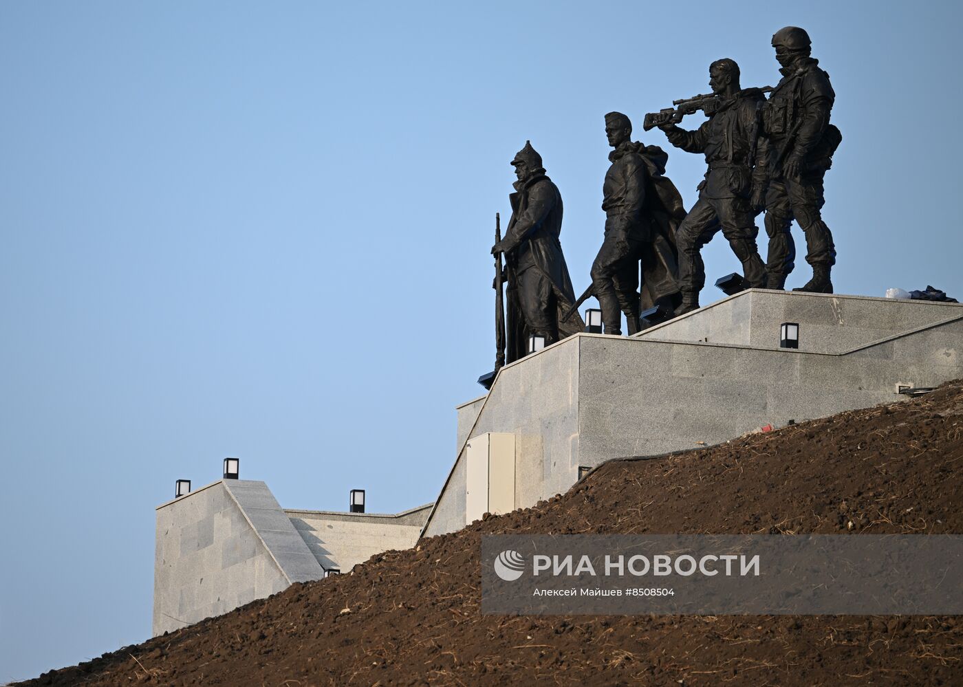 Открытие мемориала защитникам Донбасса после реставрации в Луганске