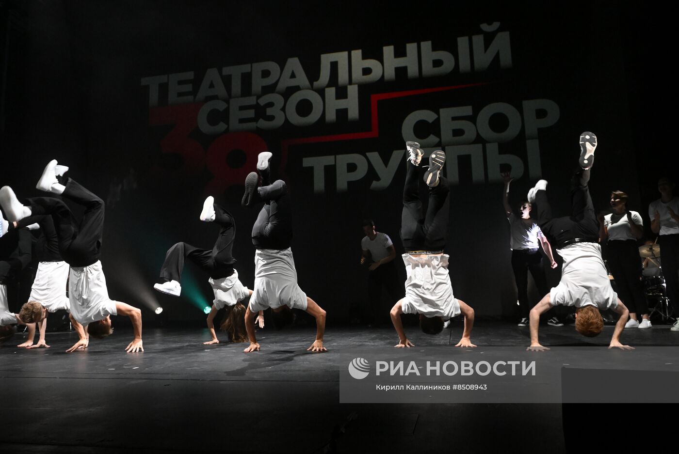 Сбор труппы в театре Олега Табакова