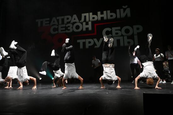Сбор труппы в театре Олега Табакова