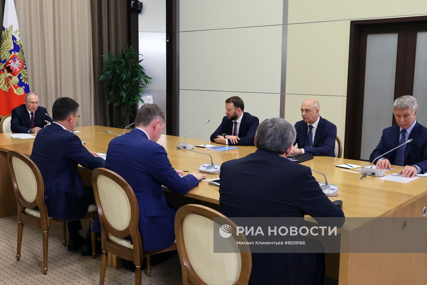 Президент РФ В. Путин провёл совещание по вопросу реализации проекта "Мурманский СПГ"