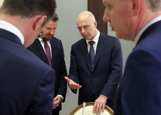 Президент РФ В. Путин провёл совещание по вопросу реализации проекта "Мурманский СПГ"