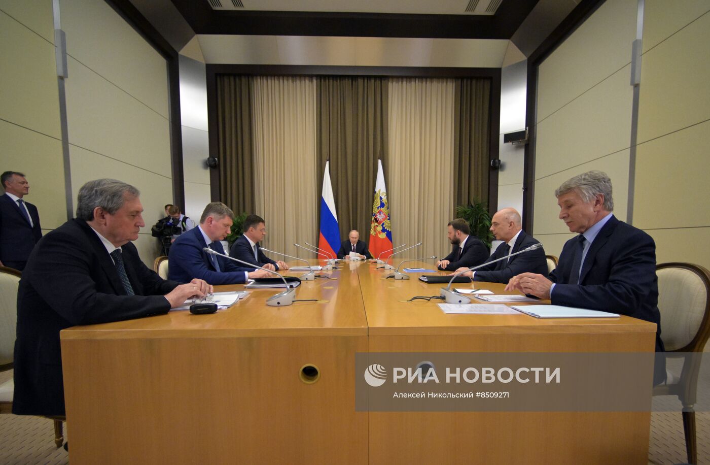 Президент РФ В. Путин провёл совещание по вопросу реализации проекта "Мурманский СПГ"