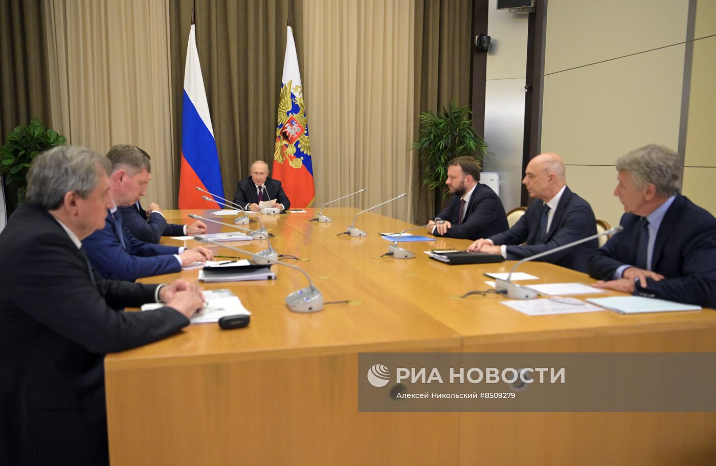 Президент РФ В. Путин провёл совещание по вопросу реализации проекта "Мурманский СПГ"