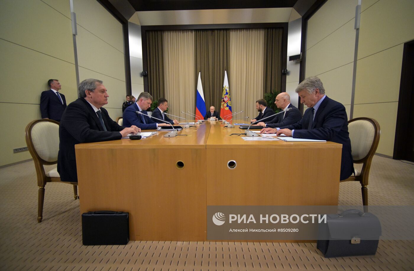 Президент РФ В. Путин провёл совещание по вопросу реализации проекта "Мурманский СПГ"