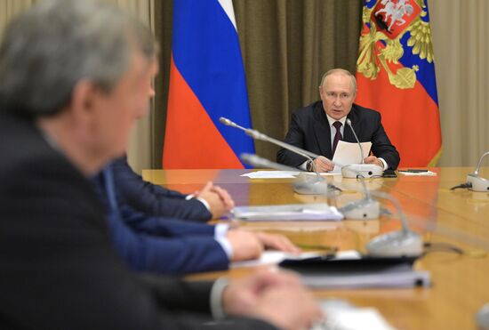 Президент РФ В. Путин провёл совещание по вопросу реализации проекта "Мурманский СПГ"