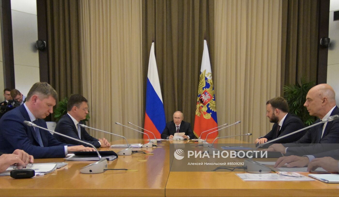 Президент РФ В. Путин провёл совещание по вопросу реализации проекта "Мурманский СПГ"