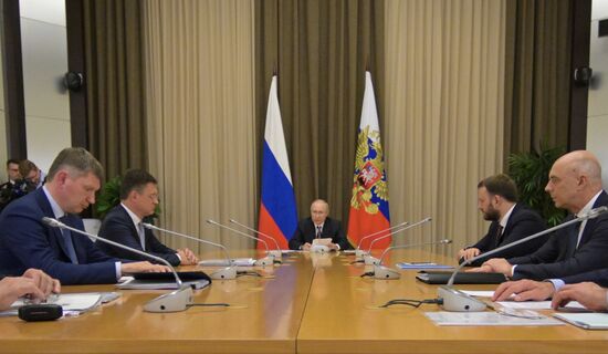 Президент РФ В. Путин провёл совещание по вопросу реализации проекта "Мурманский СПГ"