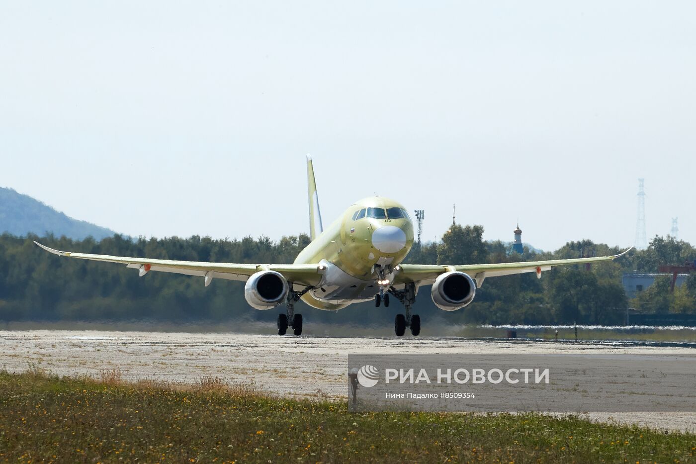 Самолет SSJ-100 с импортозамещенным оборудованием выполнил первый полет