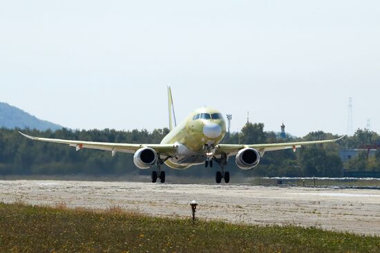 Самолет SSJ-100 с импортозамещенным оборудованием выполнил первый полет