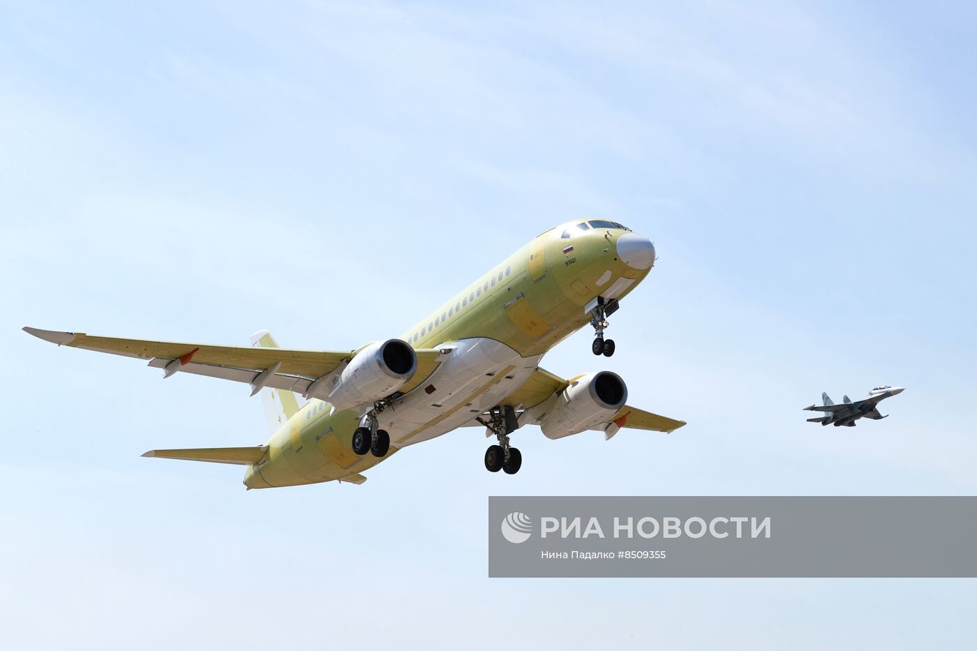 Самолет SSJ-100 с импортозамещенным оборудованием выполнил первый полет |  РИА Новости Медиабанк