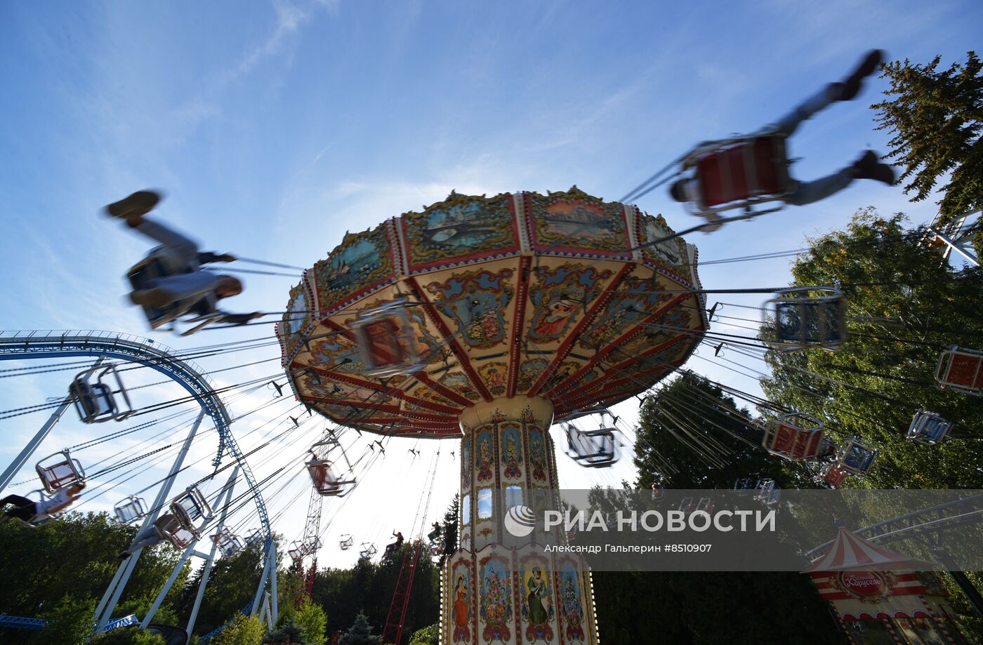 Работа аттракционов в парке "Диво-остров" в Санкт-Петербурге