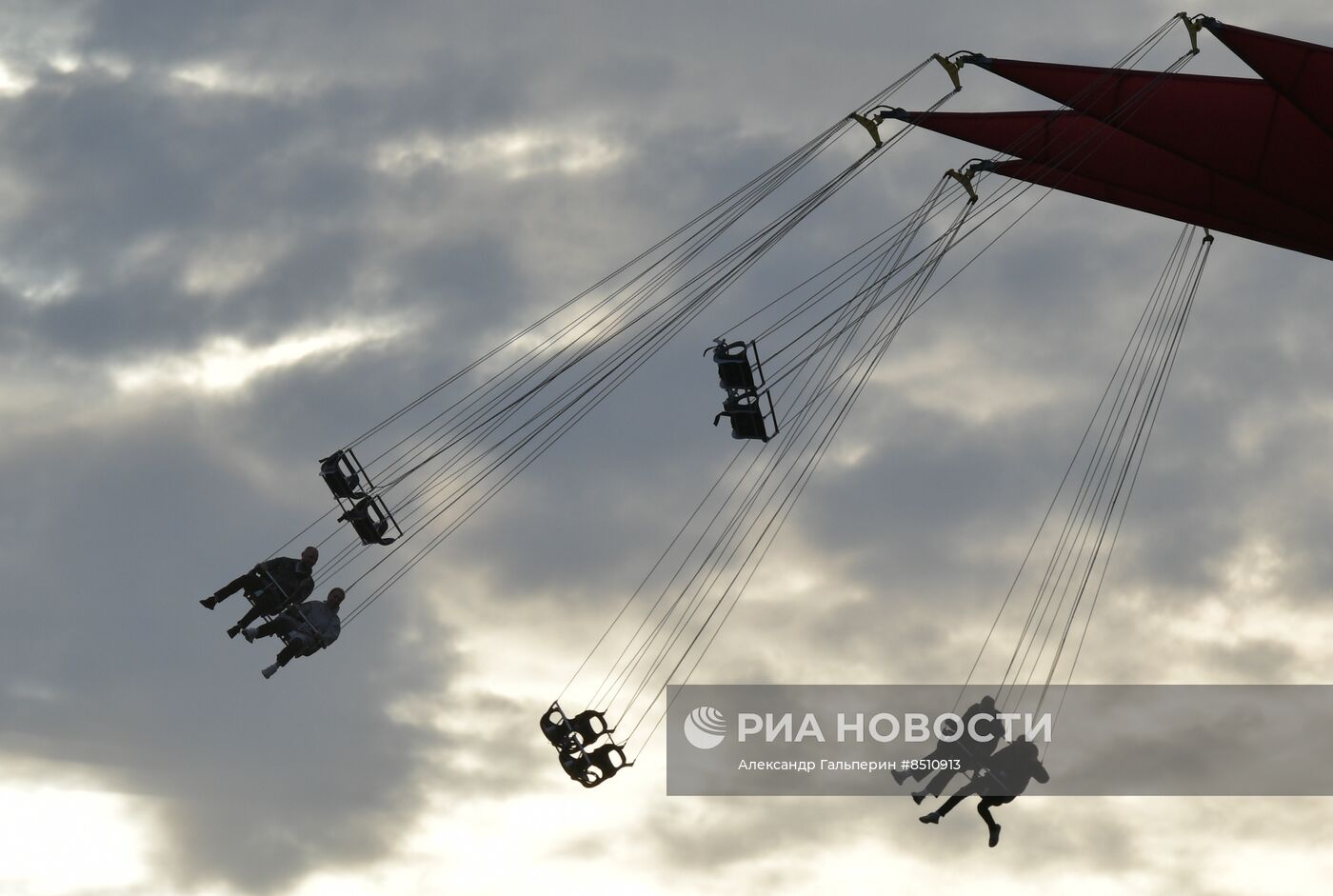 Работа аттракционов в парке "Диво-остров" в Санкт-Петербурге