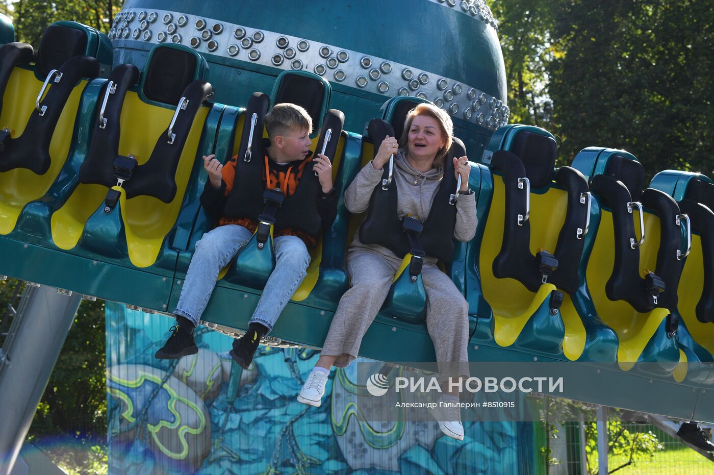 Работа аттракционов в парке "Диво-остров" в Санкт-Петербурге