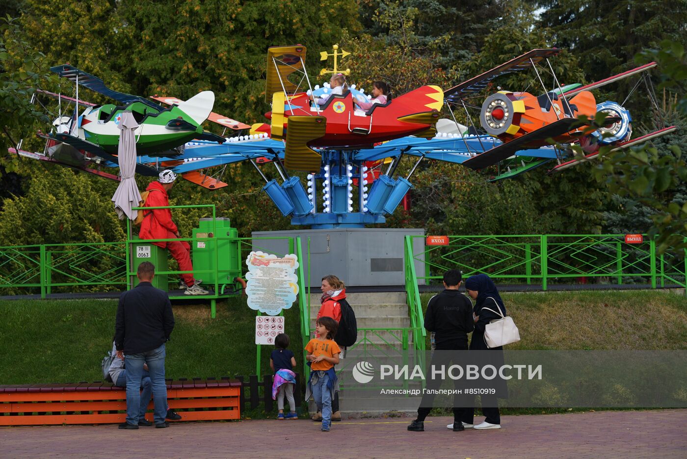 Работа аттракционов в парке "Диво-остров" в Санкт-Петербурге