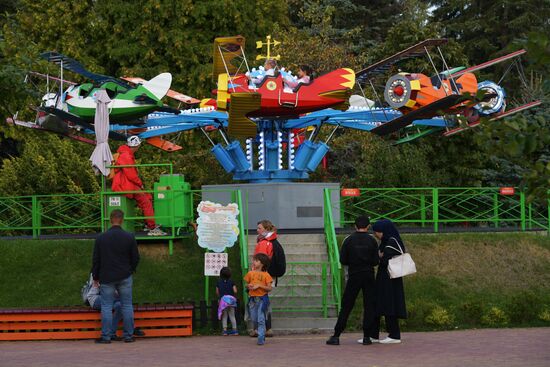 Работа аттракционов в парке "Диво-остров" в Санкт-Петербурге