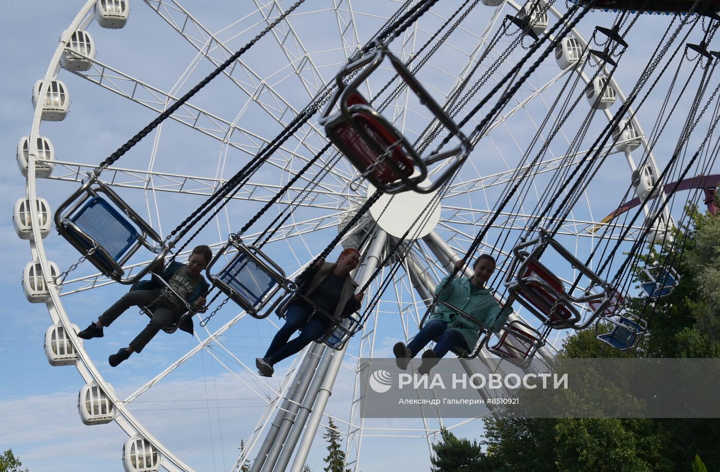 Работа аттракционов в парке "Диво-остров" в Санкт-Петербурге