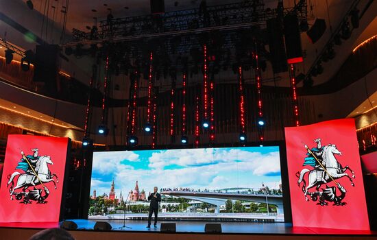 Президент РФ В. Путин поздравил москвичей с Днем города