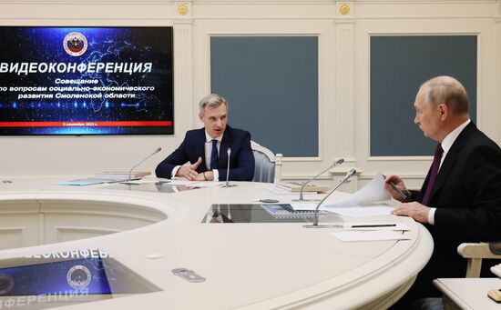 Президент РФ В. Путин провел совещание по вопросам развития Смоленской области