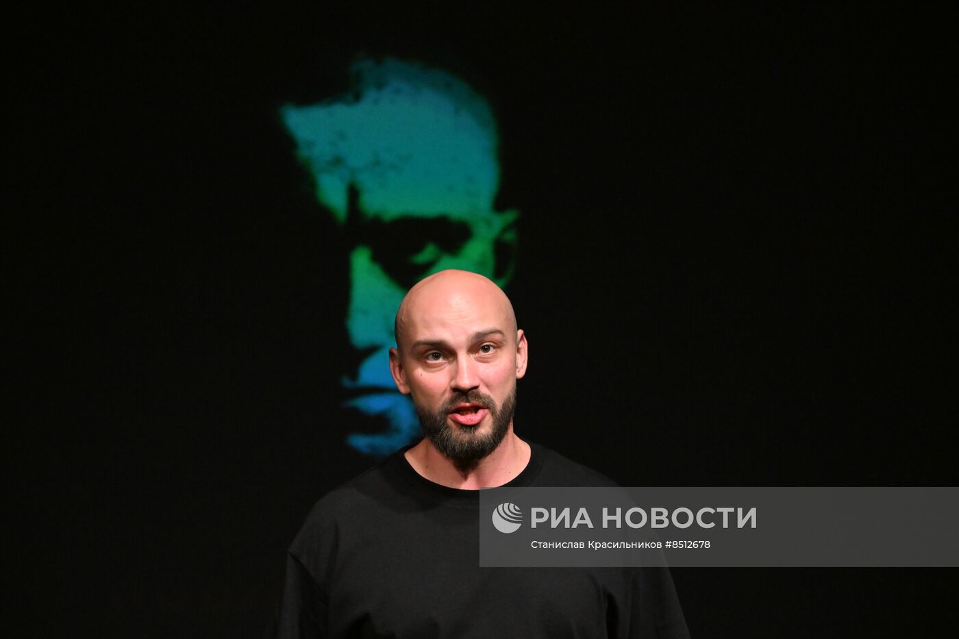 Спектакль "Маяковский. Послушайте" в театре "Мастерская П.Н. Фоменко"