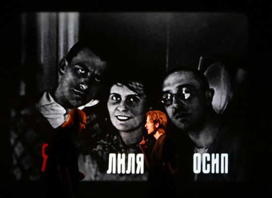 Спектакль "Маяковский. Послушайте" в театре "Мастерская П.Н. Фоменко"