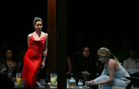 Спектакль "Дачники на Бали, или "Асса" 30 лет спустя" в театре на Бронной 