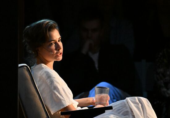 Спектакль "Дачники на Бали, или "Асса" 30 лет спустя" в театре на Бронной 